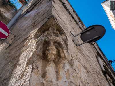 Qui la nostra attenzione si sofferma su un mascherone risalente al XIII secolo, facente quindi parte della struttura originaria dell�antica Cattedrale. Posto tra due moderni cartelli stradali, appare ormai sfigurato dal tempo e dalle intemperie: difficile comprendere dove fosse collocato un tempo